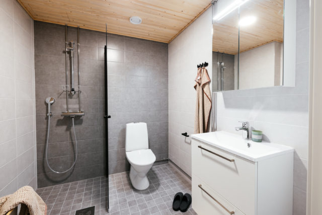 Kiiltoa kylpyhuoneeseen – niksit kalkinpoistoon ja punahomeen ehkäisyyn